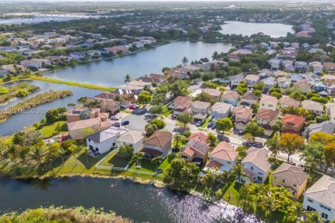 House in Miramar, Florida 4 bedrooms, 231.42 sq.m. № 2185929 - photo 27