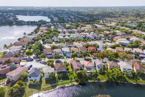 House in Miramar, Florida 4 bedrooms, 231.42 sq.m. № 2185929 - photo 23