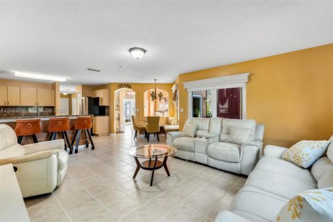 House in Miramar, Florida 4 bedrooms, 231.42 sq.m. № 2185929 - photo 10