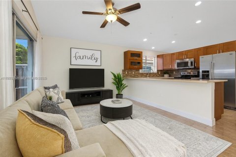 Villa ou maison à louer à Weston, Floride: 3 chambres, 121.24 m2 № 1976912 - photo 1