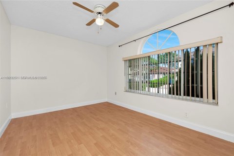 Villa ou maison à louer à Weston, Floride: 3 chambres, 121.24 m2 № 1976912 - photo 11