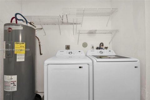 Villa ou maison à louer à Weston, Floride: 3 chambres, 121.24 m2 № 1976912 - photo 15