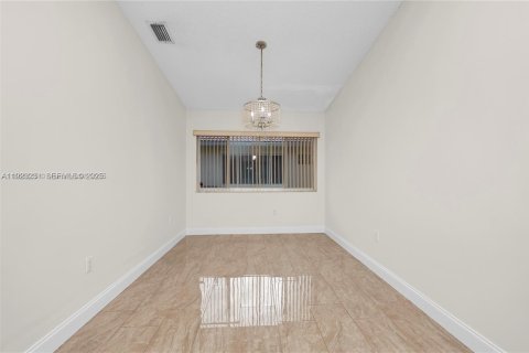 Villa ou maison à louer à Weston, Floride: 3 chambres, 121.24 m2 № 1976912 - photo 9