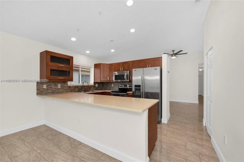 Villa ou maison à louer à Weston, Floride: 3 chambres, 121.24 m2 № 1976912 - photo 3