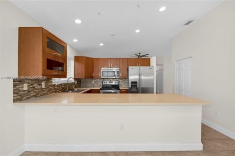 Villa ou maison à louer à Weston, Floride: 3 chambres, 121.24 m2 № 1976912 - photo 4