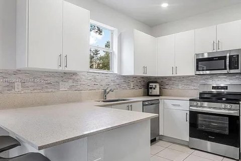 Townhouse in Lauderhill, Florida 3 bedrooms, 132.48 sq.m. № 1991469 - photo 4