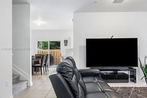 Townhouse in Lauderhill, Florida 3 bedrooms, 132.48 sq.m. № 1991469 - photo 6
