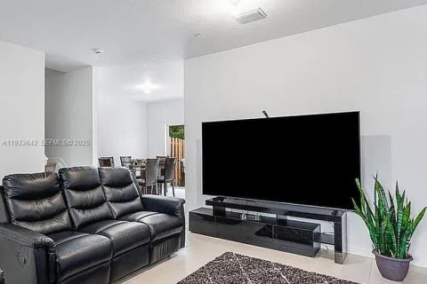 Townhouse in Lauderhill, Florida 3 bedrooms, 132.48 sq.m. № 1991469 - photo 7