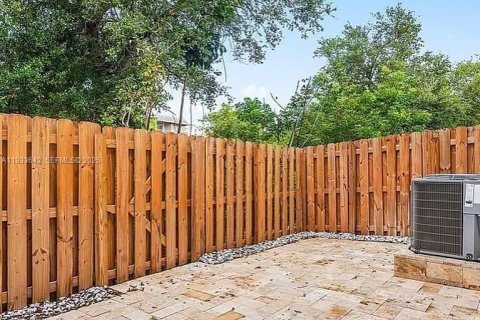 Townhouse in Lauderhill, Florida 3 bedrooms, 132.48 sq.m. № 1991469 - photo 8