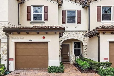 Townhouse in Lauderhill, Florida 3 bedrooms, 132.48 sq.m. № 1991469 - photo 1