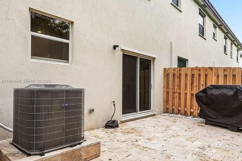Townhouse in Lauderhill, Florida 3 bedrooms, 132.48 sq.m. № 1991469 - photo 9