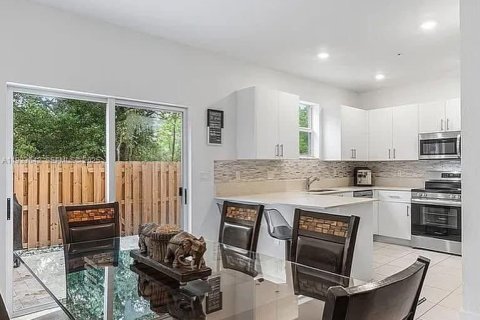 Townhouse in Lauderhill, Florida 3 bedrooms, 132.48 sq.m. № 1991469 - photo 3