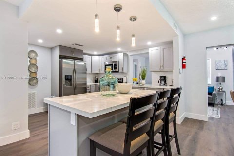 Villa ou maison à louer à Hollywood, Floride: 4 chambres, 164.16 m2 № 2336006 - photo 2