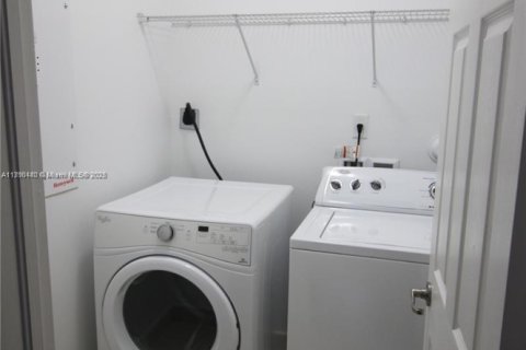 House in Doral, Florida 5 bedrooms, 297.75 sq.m. № 1963349 - photo 24