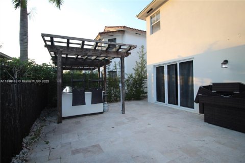 House in Doral, Florida 5 bedrooms, 297.75 sq.m. № 1963349 - photo 9