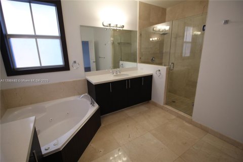 House in Doral, Florida 5 bedrooms, 297.75 sq.m. № 1963349 - photo 14