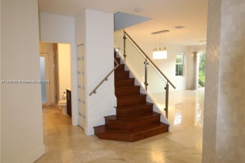 House in Doral, Florida 5 bedrooms, 297.75 sq.m. № 1963349 - photo 3