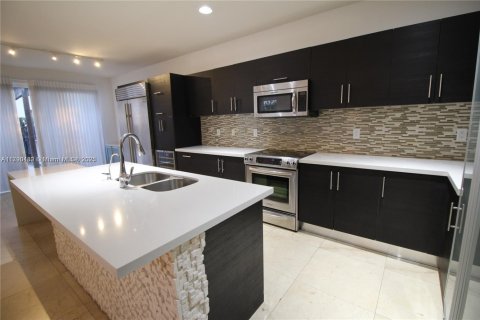 House in Doral, Florida 5 bedrooms, 297.75 sq.m. № 1963349 - photo 8