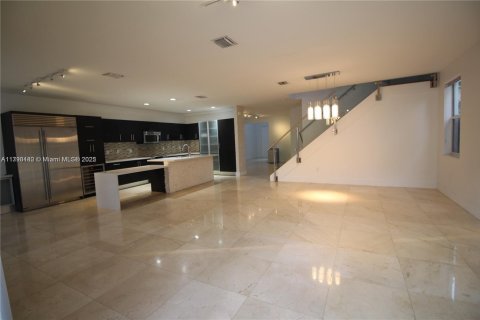 House in Doral, Florida 5 bedrooms, 297.75 sq.m. № 1963349 - photo 6