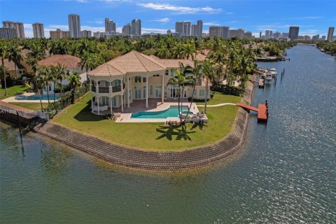 House in Hollywood, Florida 7 bedrooms, 656.45 sq.m. № 1703493 - photo 1