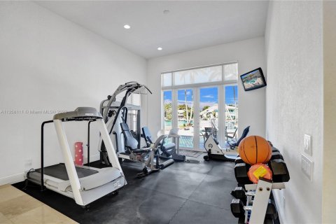 House in Hollywood, Florida 7 bedrooms, 656.45 sq.m. № 1703493 - photo 24