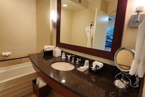 Condo in Sunny Isles Beach, Florida  № 1742114 - photo 19