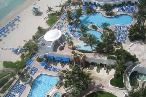 Condo in Sunny Isles Beach, Florida  № 1742114 - photo 11