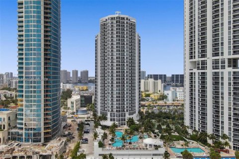 Condo in Sunny Isles Beach, Florida  № 1742114 - photo 9
