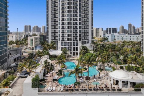 Condo in Sunny Isles Beach, Florida  № 1742114 - photo 3