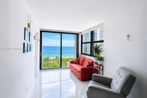 Condo in Miami Beach, Florida, 2 bedrooms № 2249384 - photo 3