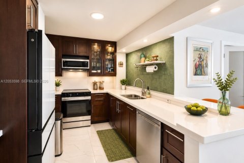 Condo in Miami Beach, Florida, 2 bedrooms № 2249384 - photo 5