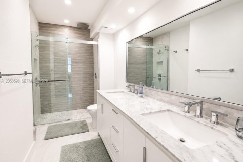 Condo in Miami Beach, Florida, 2 bedrooms № 2249384 - photo 7