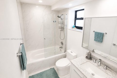 Condo in Miami Beach, Florida, 2 bedrooms № 2249384 - photo 9