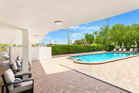 Condo in Miami Beach, Florida, 2 bedrooms № 2249384 - photo 14