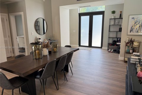 Villa ou maison à louer à Miami, Floride: 4 chambres, 268.49 m2 № 2262540 - photo 13