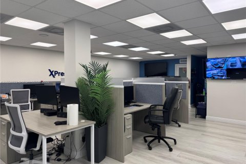 Commercial property in West Park, Florida № 1963467 - photo 8