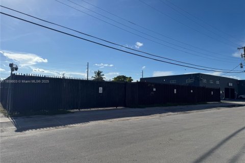 Commercial property in West Park, Florida № 1963467 - photo 3