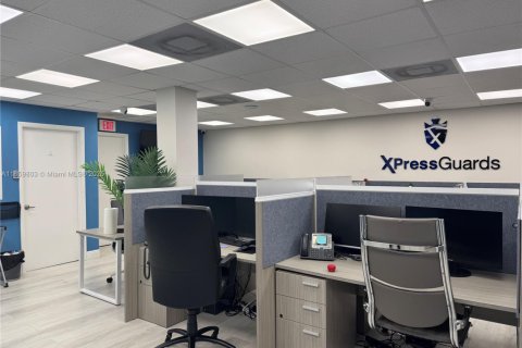 Commercial property in West Park, Florida № 1963467 - photo 7