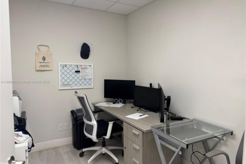 Commercial property in West Park, Florida № 1963467 - photo 9