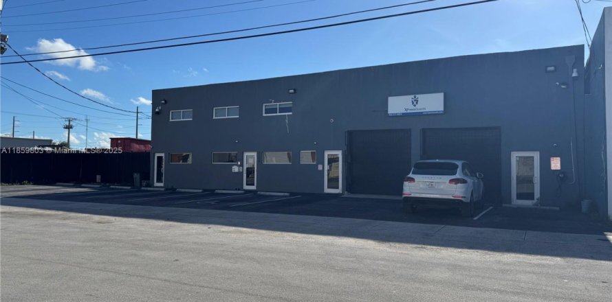 Commercial property in West Park, Florida № 1963467