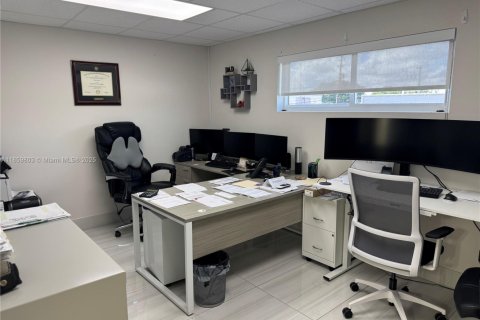 Commercial property in West Park, Florida № 1963467 - photo 11