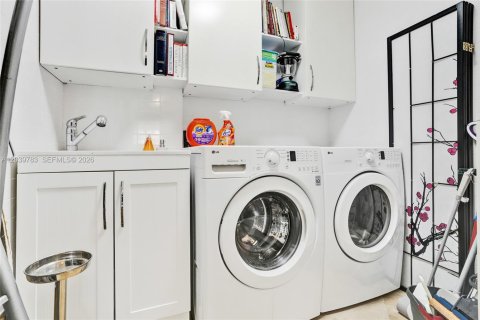 Condo in Bal Harbour, Florida, 3 bedrooms № 2184079 - photo 21