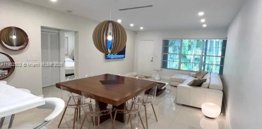 Студия в кондо в Бей-Харбор-Айлендс, Флорида № 1952977