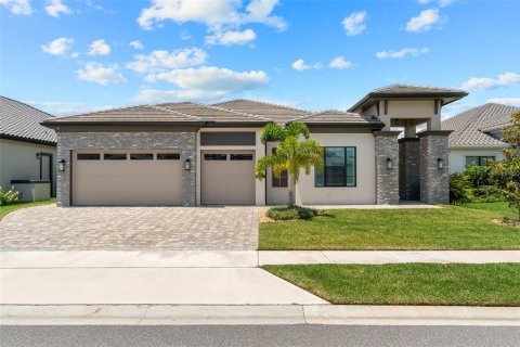 House in Melbourne, Florida 4 bedrooms, 297.38 sq.m. № 1850225 - photo 1