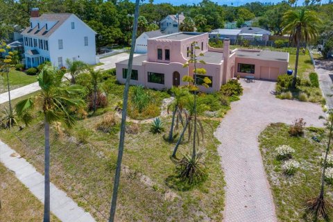 House in Dunedin, Florida 4 bedrooms, 341.6 sq.m. № 1780507 - photo 3