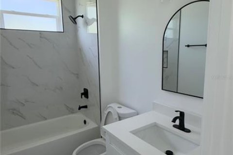 House in Port Charlotte, Florida 4 bedrooms, 178.37 sq.m. № 2220989 - photo 11