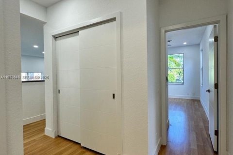 House in Weston, Florida 6 bedrooms, 323.21 sq.m. № 2031171 - photo 12