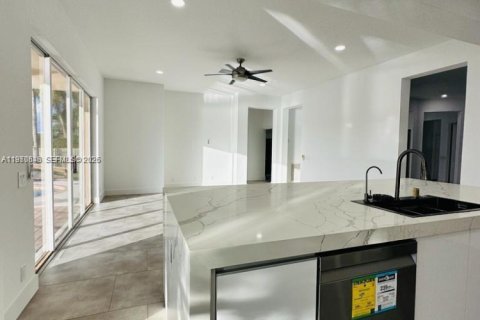 House in Weston, Florida 6 bedrooms, 323.21 sq.m. № 2031171 - photo 3