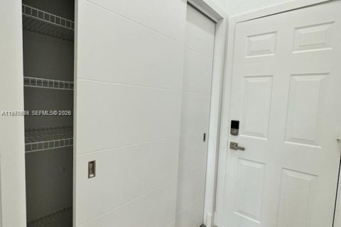 House in Weston, Florida 6 bedrooms, 323.21 sq.m. № 2031171 - photo 25