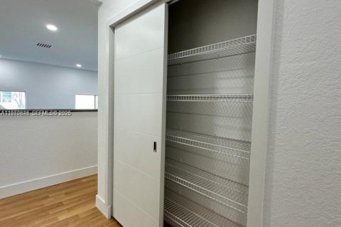 House in Weston, Florida 6 bedrooms, 323.21 sq.m. № 2031171 - photo 27